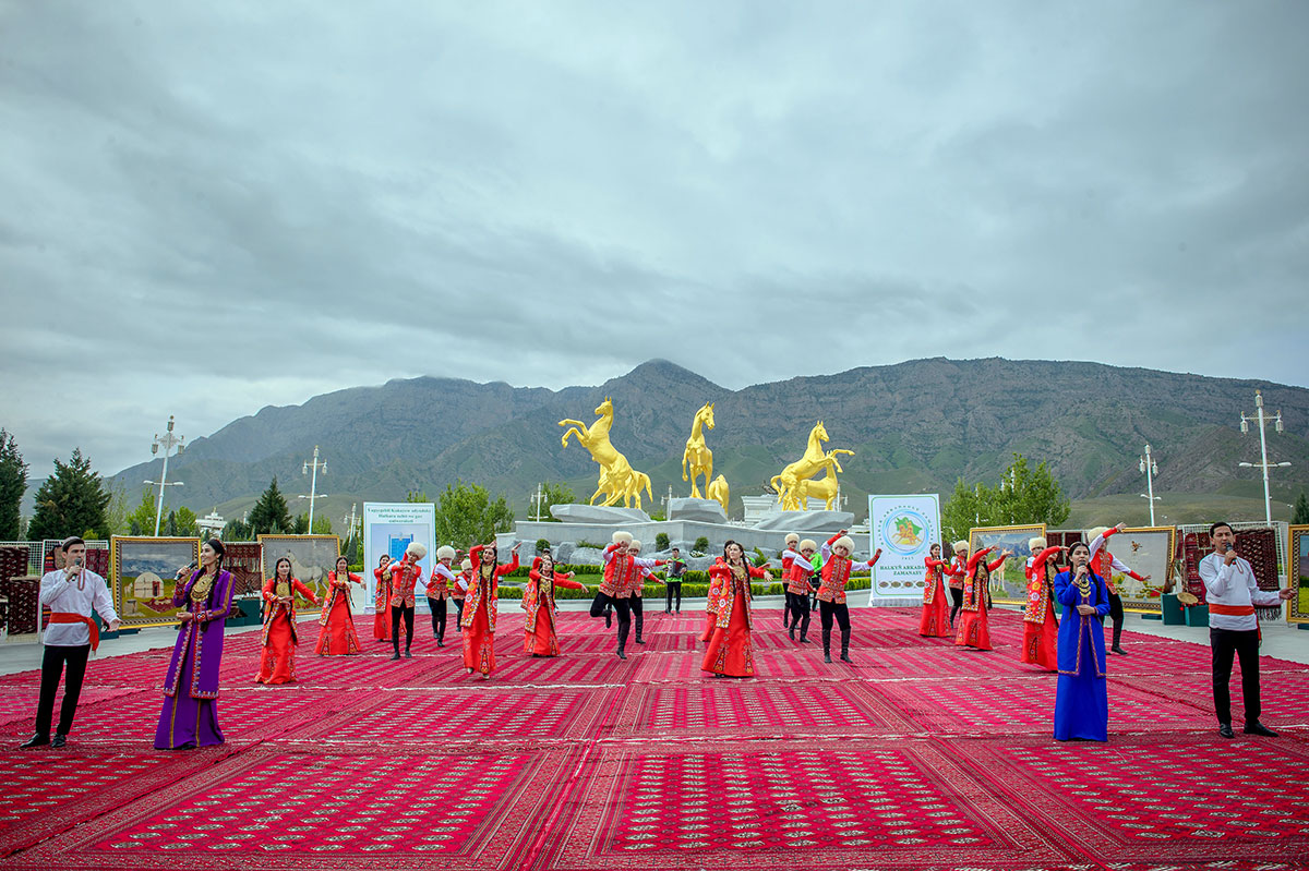 Во славу туркменского скакуна